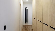 Páteí bytu je chodba, do ní architektka soustedila cenné úloné prostory i...