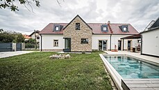 Zajímavá je konstrukce zakrytí bazénu. Jde toti� o posuvnou terasu.