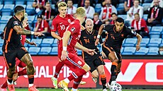 Nizozemský fotbalista Cody Gakpo (vpravo) útoí v zápase s Dánskem.