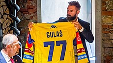 Milan Gula pedstavuje nový eskobudjovický dres.
