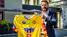 Milan Gula pedstavuje nový eskobudjovický dres.