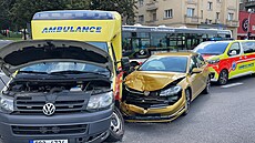 Nehoda sanitky v Patočkově ulici. Do nemocnice byl převezen řidič osobního...