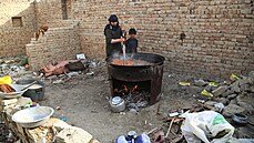 Potraviny v Afghánistánu rychle docházejí, a to včetně surovin na vaření.