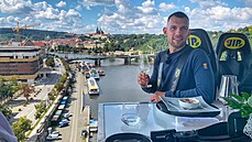 Reportér Matěj Smlsal poobědval na zavěšené plošině 50 metrů nad zemí.