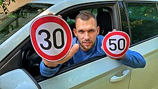 Reportér Matěj Smlsal testuje rozdíly mezi rychlostmi 30 a 50 km/h.