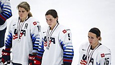 Americké hokejistky (zleva) Brianna Deckerová,  Megan Bozeková a Hayley...