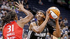 Sylvia Fowlesová (34) z Minnesota Lynx úto�í na ko� Washington Mystics, brání...