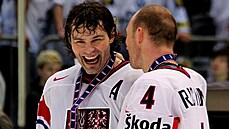 Jaromír Jágr a Karel Rachnek se zlatými medailemi z MS 2010