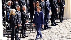 Prezident Emmanuel Macron pichází na slavnostní rozlouení s Jeanem-Paulem...