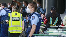 Policisté hlídají supermarket v Aucklandu na Novém Zélandu, kde útoník pobodal...