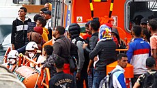 Migranti čekají na vylodění z plavidla španělské pobřežní stráže v přístavu na... | na serveru Lidovky.cz | aktuální zprávy