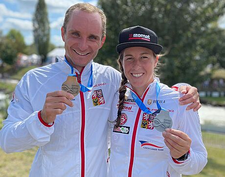 Kajakái Vít Pindi a Kateina Minaík Kudjová s medailemi z finále SP v Pau