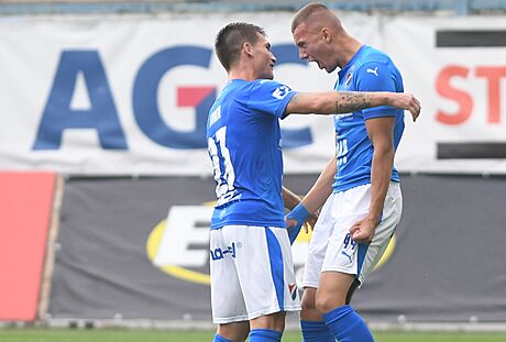 Ostravský útoník Ladislav Almási (vpravo) slaví svj gól s Jaroslavem Svozilem.