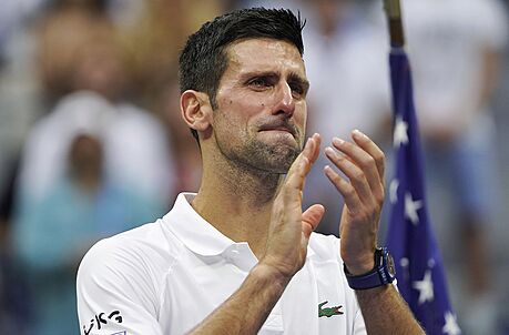 Dojatý Srb Novak Djokovi dkuje divákm za podporu po prohraném finále US Open.