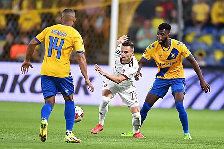 Jakub Peek (Sparta) mezi dvma hrái Bröndby Koda.