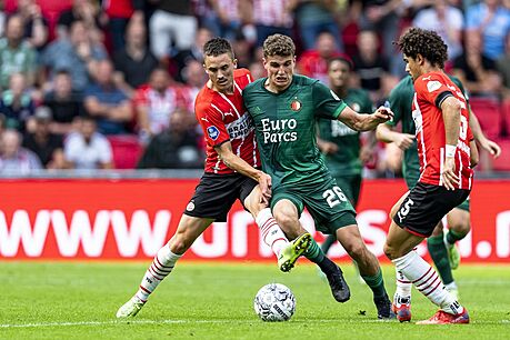 Útoník Feyenoordu Guus Til (uprosted) v souboji se dvma hrái PSV Eindhoven.