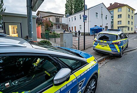 Policejní auta hlídkují ped synagogou v nmeckém Hagenu, na kterou se chystal...