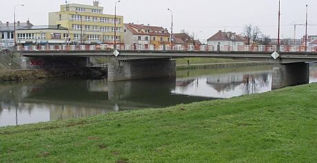 Most pes eku Moravu v Uherském Hraditi eká oprava.