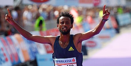 Etiopský bec Derara Hurisa se radoval z triumfu ve Vídeském maratonu...