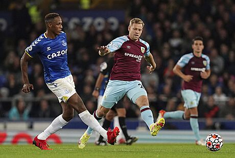 Yerry Mina (vlevo) z Evertonu odehrává mí, atakuje ho Matj Vydra z Burnley.