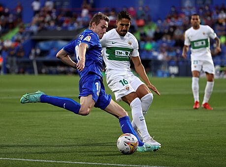 Jakub Jankto (vlevo) z Getafe odehrává mí, brání ho Fidel Cháves z Elche.