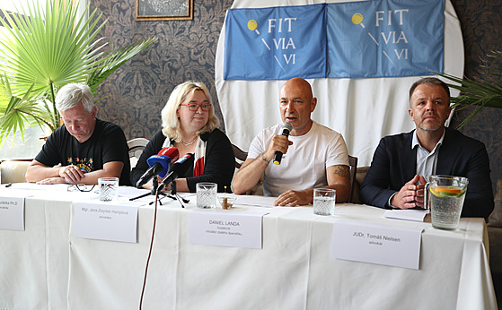 Advokáti Tomáš Nielsen (vpravo), Jana Zwyrtek Hamplová a Zdeněk Koudelka...