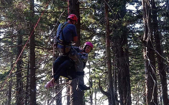V pátek odpoledne hor�tí záchraná�i pomáhali uvázlé paraglidistce pod �ernou...