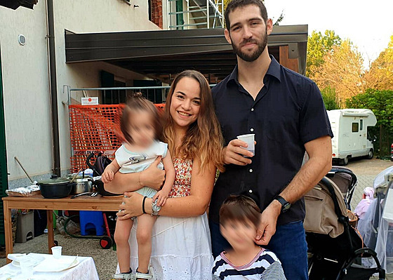 Eitan se svými rodii a bratrem na snímku z roku 2020