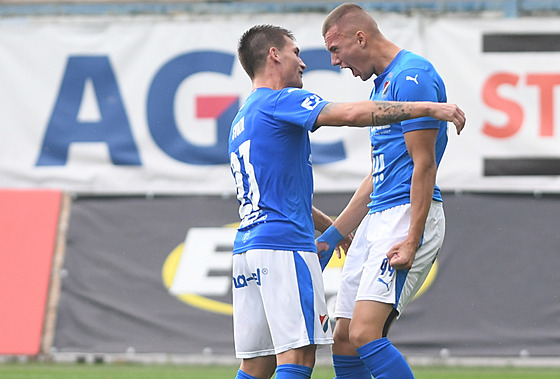 Ostravský úto�ník Ladislav Almási (vpravo) slaví sv�j gól s Jaroslavem Svozilem.