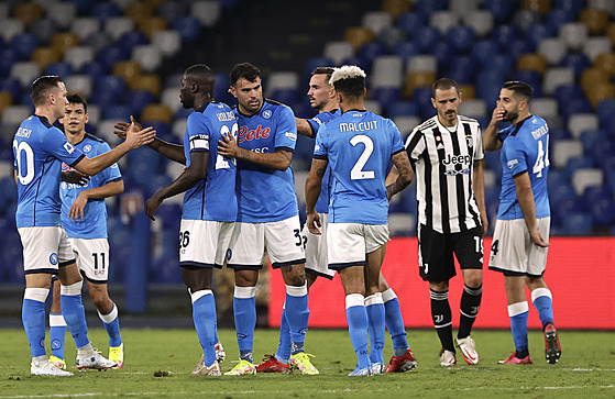 Fotbalisté Neapole oslavují výhru nad Juventusem.