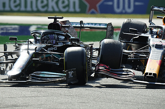 Sráka mezi Lewisem Hamiltonem (vlevo) a Maxem Verstappenem ve Velké cen Itálie