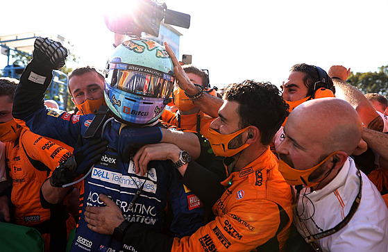Daniel Ricciardo slaví se svým týmem McLaren vítzství ve Velké cen Itálie.