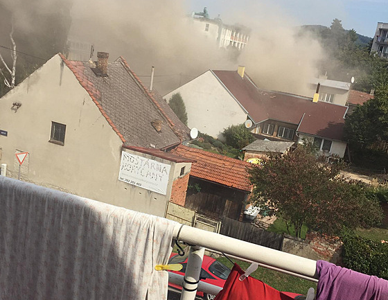 Výbuch zniil rodinný dm v Koryanech a zranil nkolik lidí. Na míst jsou...