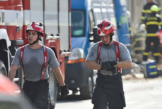 Exploze rodinného domu v Koryčanech si vyžádala dvě oběti. Na místě zasahovaly...
