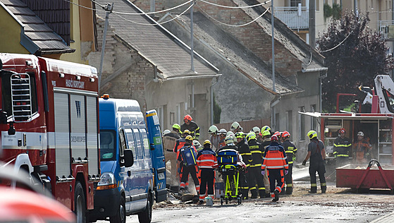 Exploze rodinného domu v Koryanech si vyádala dv obti. Na míst zasahovaly...