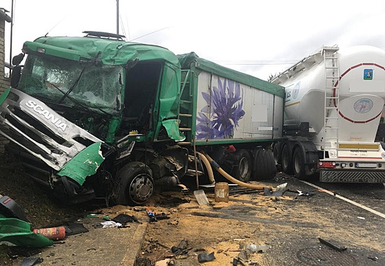 Srážka dvou kamionů uzavřela hlavní komunikaci z Uherského Brodu na Luhačovice.