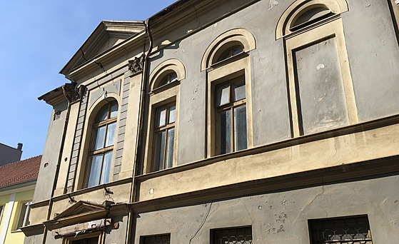 Chátrající prost�jovská synagoga