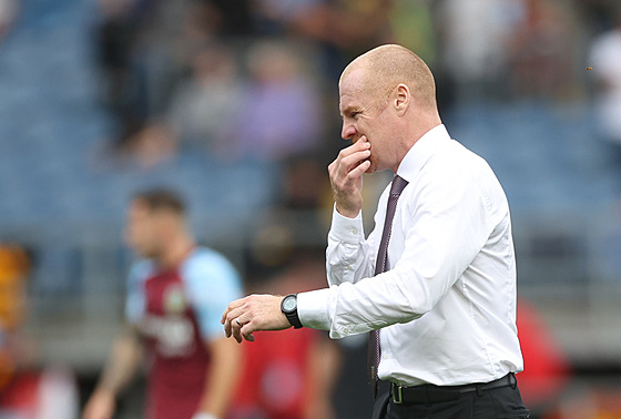 Zadumaný kou Burnley Sean Dyche odchází ze hit pi poloasové pestávce.