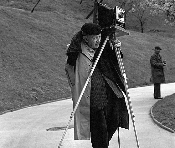 Před 45 lety zemřel fotograf Josef Sudek, jednoruký král stínů