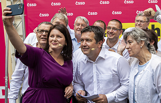 Pedseda SSD Jan Hamáek (uprosted) na zahájení kampan do snmovních voleb.
