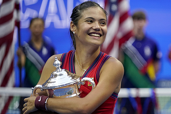 Britka Emma Raducanuová pózuje s trofejí pro ampionku US Open.