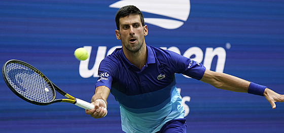 Srb Novak Djokovi se soustedí na úder ve finále US Open.