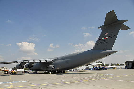 Americký obr C-5M Super Galaxy na monovském letiti. Letoun bude jedním z...