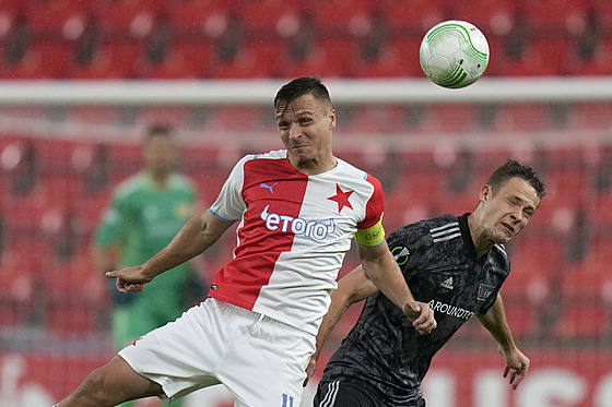 Stanislav Tecl  a Paul Jaeckel (Union Berlín) v hlavikovém souboji.