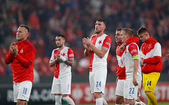 Slávističtí fotbalisté děkují fanouškům za podporu po vítězství nad Unionem...
