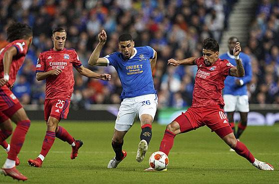 Leon Balogun (Rangers) a Lucas Paquetá z Lyonu (vpravo) bhem utkání Evropské...