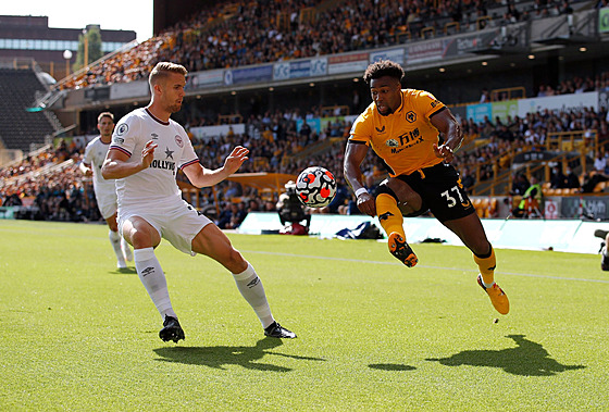 Adama Traoré (Wolverhampton) si obhazuje Kristoffera Ajera (Brentford).