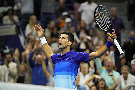 Srb Novak Djokovi se raduje ze získaného setu v semifinále US Open.