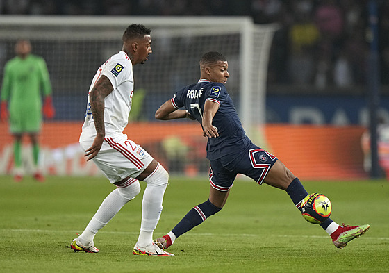 Kylian Mbappé z PSG (vpravo) se natahuje po balonu, zezadu ho hlídá Jérome...