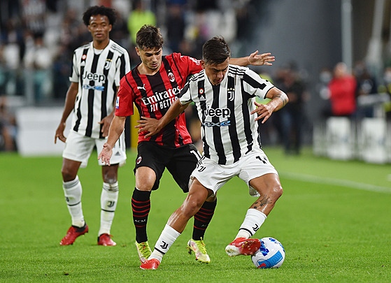 Paulo Dybala (vpravo) z Juventusu a Brahim Díaz z AC Milán bojují o balon.